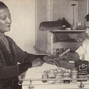 Women having her nails donw at a beauty parlour in Harlem, New York (b / w photo)