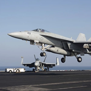 An F / A-18E Super Hornet prepares for landing aboard USS Dwight D. Eisenhower