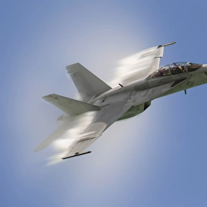 A U. S. Navy F / A-18F performs a fast pass over Chicago, Illinois
