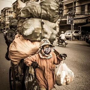 Carrying my life - Phnom Penh - Cambodia