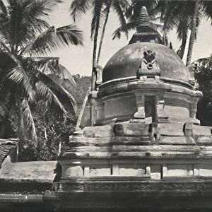 Dagoba im Tempel des Heilgen Zahnes in Kandy, 1926