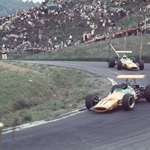 Dan Gurney leads Denny Hulme Canadian Grand Prix, Mont-Tremblant 22nd September 1968 Rd 10 World LAT Photographic Tel: +44 (0) 181 251 3000 Fax: +44 (0) 181 251 3001 Ref: 68 CAN 17