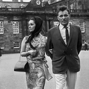 Actress Elizabeth Taylor with her husband Richard Burton stroll in the grounds of