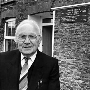 Childrens author, T Llew Jones, unveils a plaque in memory of himself