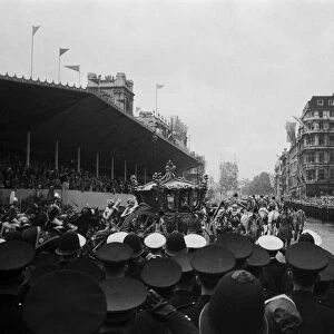 Coronation of Queen Elizabeth II. Huge gathering of police keep an eye on the large