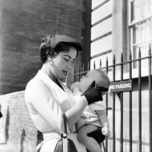Elizabeth Taylor and baby. September 1953 D5512-002