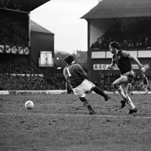 Everton 1 v. Aston Villa 3. Division One Football. February 1981 MF01-21-017
