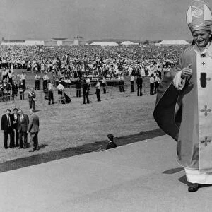 Pope John Paull IIs visit to Coventry. The crowds watch as the Holy Father arrives