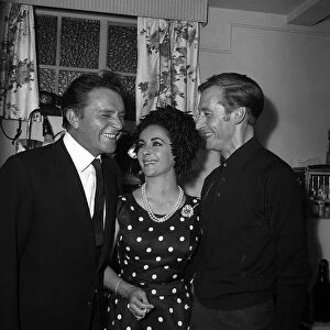 Richard Burton actor Aug 1963 with his actress wife Elizabeth Taylor talking to actor