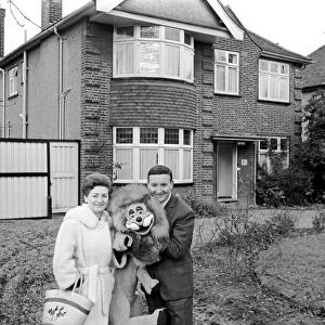 Terry Hall with Lenny the lion seen here at home. 1960 A1226-015